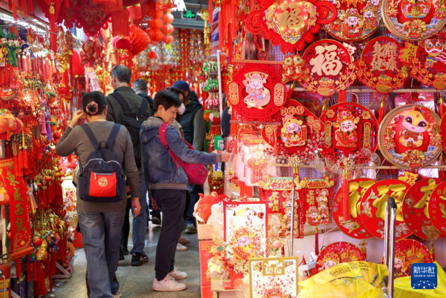 사진 : 축제가 다가오고 있으며, 새해의 분위기는 강력하고 의식이 있습니다. 색상 