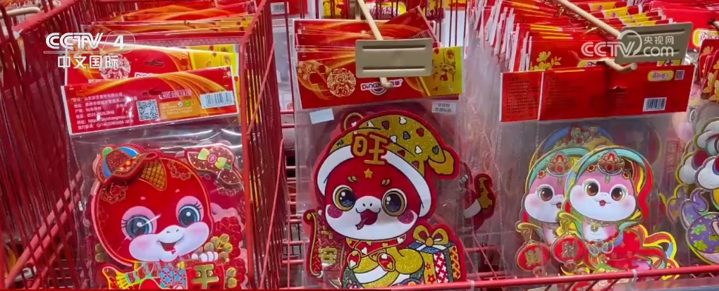 /> <p> Les photos, accessoires, calendriers et autres produits liés à l'année du serpent sont très bien vendus. Dans les grands supermarchés et les centres commerciaux à Shenyang, les éléments de l'année du serpent sont très populaires. </p><p class=