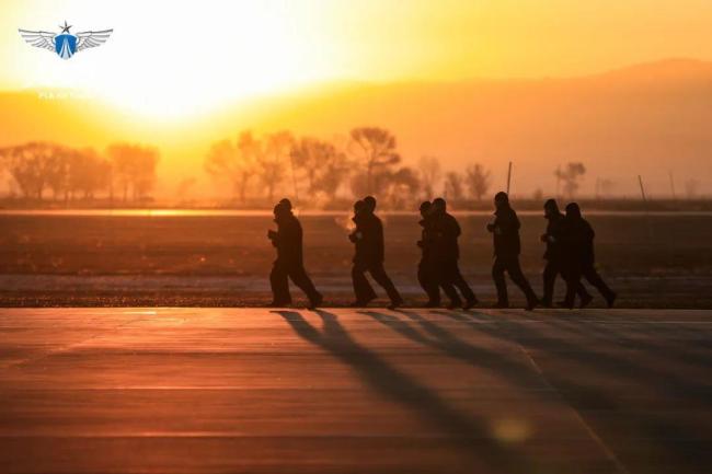  pesawat pejuang berlepas pada cahaya pagi, src = 
