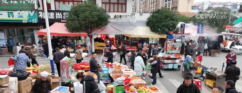 /> </p> ผลิตภัณฑ์ในตลาดเมือง Huaqiu ส่วนใหญ่เป็นงานหัตถกรรมอาหารท้องถิ่นและของว่างพิเศษ ในตอนเช้าชาวบ้านมาเตรียมสินค้าปีใหม่ด้วยหลังของพวกเขา </p> <p class = 
