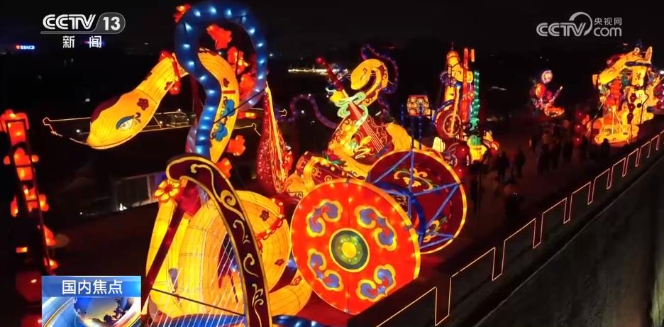 /> </p> Чант-фестиваль Направления </p> <p> В настоящее время Xi'an также является городом с горячим входящим туризмом. Данные Генеральной станции по границе Shaanxi показывают, что во время праздника весеннего фестиваля входящие и исходящие пассажиры в порту Xi'an, как ожидается, превышают 47 000, причем среднесуточный пассажирский поток увеличится на 84%. Было около 330 входящих и исходящих пассажирских рейсов, причем среднесуточный объем рейсов увеличился на 91%. </p> <p> Репортер узнал, что весенний фестиваль этого года, иностранцы, которые приезжают в Xi'an для посещения, могут принять участие в серии захватывающих культурных мероприятий. Фестиваль фестиваля фонаря «Чанг» 2025 года позволяет людям ощутить процветающую династию Тан захватывающе. Иностранные туристы также могут носить Ханфу, чтобы испытать дворцовые банкеты и городскую жизнь во время процветающей династии Тан; Еда Xi'an также является одним из событий, который иностранные туристы не могут пропустить. От парированных булочек из баранины, холодной кожи, руджиами до лапши Бьянгбианг, каждый закусок содержит любовь Сиан к жизни и приверженность традициям. </p> <!-repast.body.end->               </div>
              
          </div>
          
          <!--<div class=