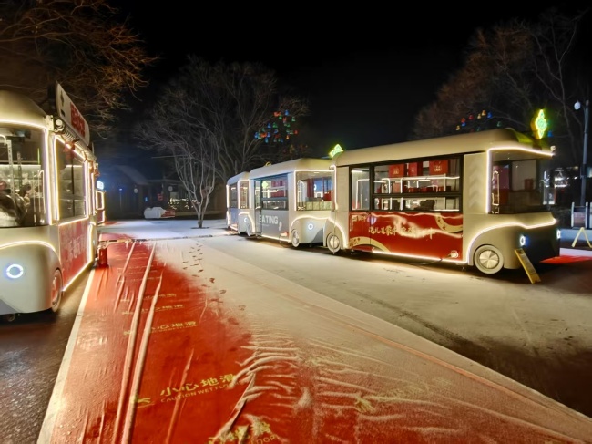 Beijing's snowfall is coming as promised. There are still scattered light snow in some areas during the day