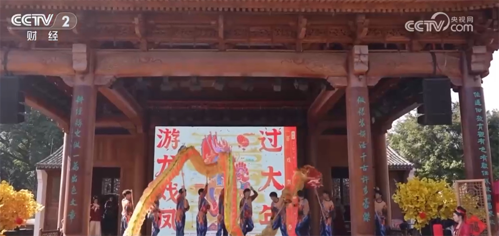  नई सजावट के साथ सजाया गया, आधिकारिक तौर पर ग्रैंड न्यू ईयर गुड्स फेस्टिवल के साथ नए साल के वार्म-अप मोड को खोलना। न केवल 60 से अधिक स्टाल मालिक सांस्कृतिक और रचनात्मक, हस्तनिर्मित, भोजन और अन्य फैशनेबल नए साल के सामान के साथ मंच पर आते हैं, बल्कि मजेदार अनुभव गतिविधियाँ जैसे कि चावल के केक को पाउंडिंग करना, खिड़की के फूलों को काटने, और डांसिंग फिश लैंटर्न, बड़ी संख्या में नागरिकों और पर्यटकों को आकर्षित करने के लिए नए साल के सामानों को तैयार करने के लिए, नए साल के दृश्यों का आनंद लें। Shuangjingfang नए साल के माल महोत्सव ने पहले दिन की खपत में लगभग 2 मिलियन युआन को निकाल दिया। </p> <p class = 
