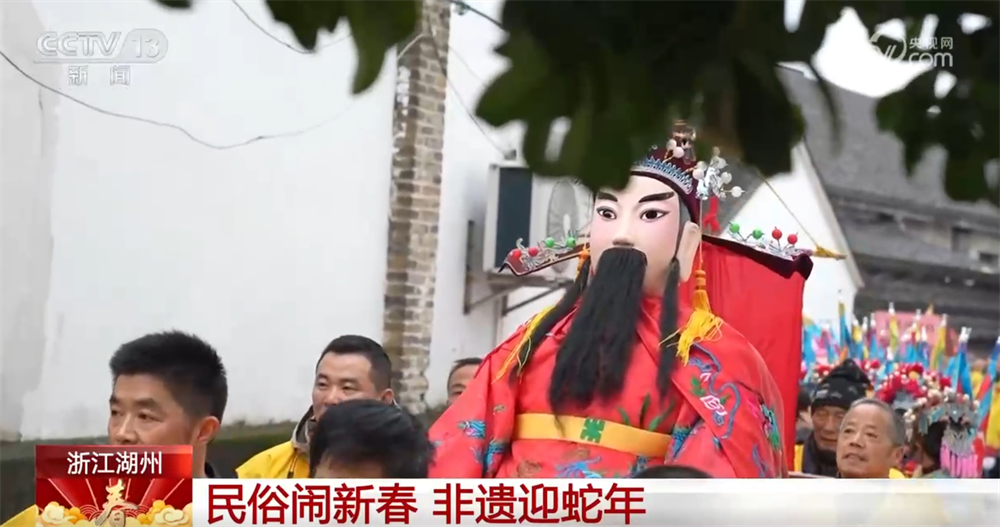 // </p> <p> Zhejiang은 매우 활기차고 있습니다. 이 곳은 지안 녹수 타운의 특성으로 부의 신을 환영하기 위해 거리에 고대적이고 독특한 민속 관습을 가지고있을뿐만 아니라 다양한 무형 문화 유산 경험과 민속 디스플레이 활동도 있습니다. 공과 드럼의 소리 속에서 수백 명의 현지 마을 사람들로 구성된 자발적인 공연 팀이 거리를 밟기 시작했습니다. Dragon Dance 및 Lion Dance와 같은 멋진 민속 공연은 차례로 공연되었으며 분위기는 매우 따뜻했습니다. 이 팀은 거리 순찰 경로를 따라 걸어 가고, 사탕을 관광객과 마을 사람들에게 배포했으며, 좋은 새해 인사를 보냈습니다. </p> <p class = 