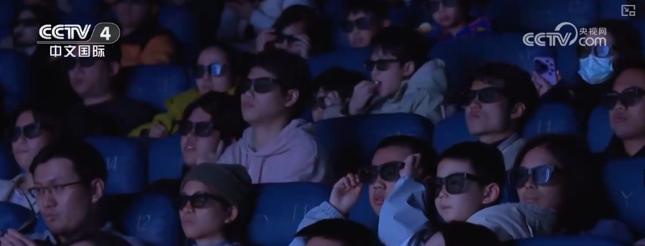 /// </p> <p> </p> 130,000 दर्शकों, 2024 में इसी अवधि की तुलना में बॉक्स ऑफिस पर 30% से अधिक की वृद्धि के साथ, और उपस्थिति दर ने एक रिकॉर्ड उच्च मारा; शंघाई ने चंद्र नव वर्ष के पहले दिन 60 मिलियन से अधिक युआन के बॉक्स ऑफिस के साथ नेशनल अर्बन बॉक्स ऑफिस चैंपियनशिप जीती। विशेषज्ञों का कहना है कि नए साल के दौरान फिल्में देखना 