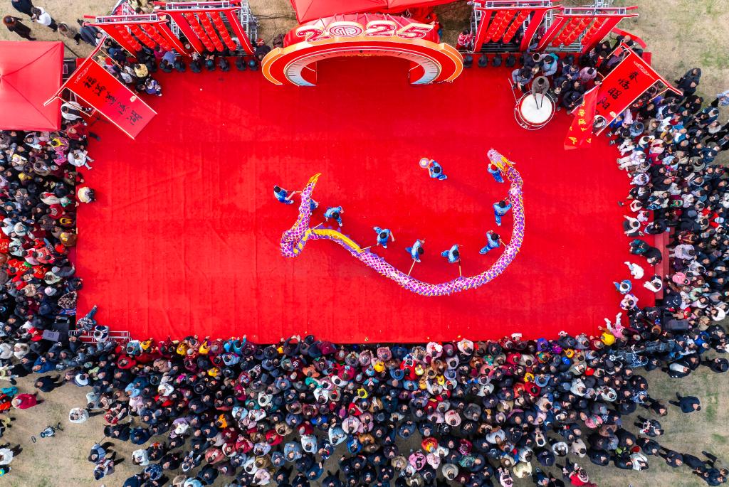 > </p class_alt_1220122012012012012012012012012012012012012012012012012002 2, Vatandaşlar Jiangsu Eyaleti, Xinghua City, Lianxi Lake Park'ta bir Ejderha Dans Performansı (drone fotoğrafları) izledi. Fotoğraf: Xinhua Haber Ajansı muhabiri Zhou Shegen </p> <p> Film pazarı 