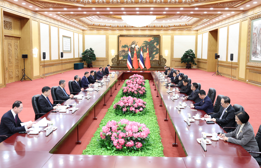 /> </p> <p> на утро 6 февраля. Для официального визита в Большом зале людей в Пекине. </p> <p> Петтонтан сказал, что он очень рад посетить Китай по случаю «Золотой 50 лет дружбы Таиланда-Кита». За последние 50 лет отношения Таиланда-Китая испытали взлеты и падения, всегда следили за друг другу, развивались вместе, всегда доверяли основным интересам друг друга и установили особые дружеские и кооперативные отношения. Таиланд твердо проведет политику с одним китайцем и надеется на работу с Китаем для укрепления обменов высокого уровня, укрепления сотрудничества в области связей, экономики, торговли, сельского хозяйства и т. Д., Содействовать культурным обменам и общению с людьми и начинает следующие 50 лет общего мира и обыкновенного процветания и выгод будущих поколений. Таиланд готов укрепить сотрудничество в правоохранительных органах с Китаем и другими соседними странами, принять решительные и эффективные меры для борьбы с трансграничными преступлениями, такими как онлайн-азартные игры и электронное мошенничество. Китай всегда играл роль ответственной крупной власти в международных делах и твердо защищал интересы развивающихся стран. Таиланд готов укрепить координацию и сотрудничество с Китаем, чтобы совместно реагировать на глобальные проблемы. </p> <p> Ван Йи присутствовал на собрании. </p>               </div>
              
          </div>
          
          <!--<div class=