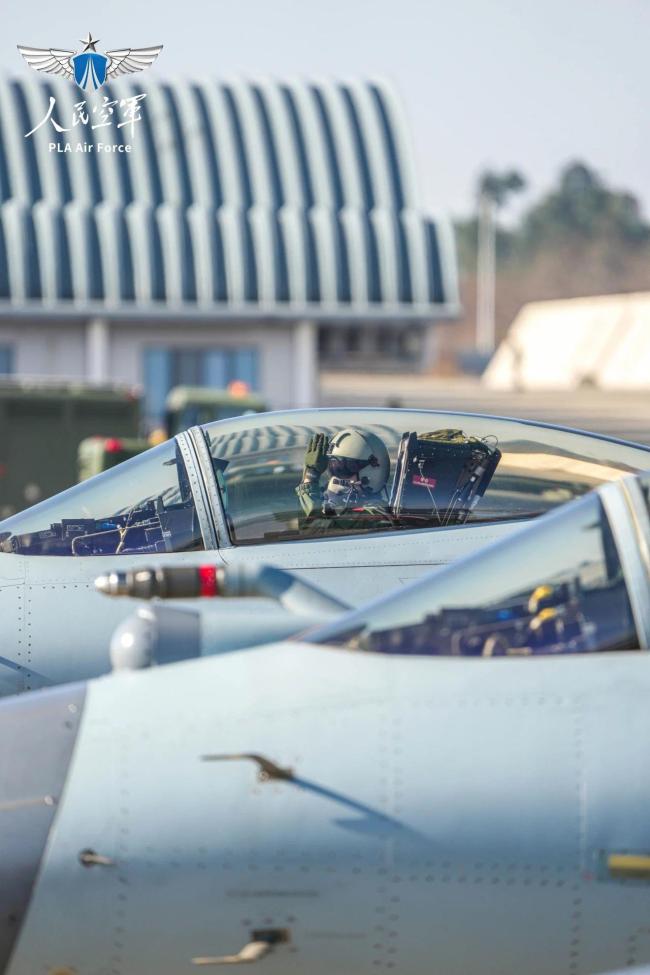 Disegna la spada tra le nuvole! L'addestramento di volo a trasmissione nazionale e notturna dell'Aeronautica del Southern Theater Command