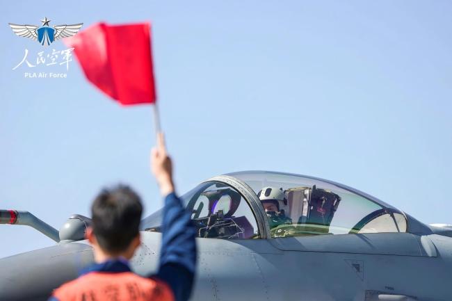 Disegna la spada tra le nuvole! L'addestramento di volo a trasmissione nazionale e notturna dell'Aeronautica del Southern Theater Command