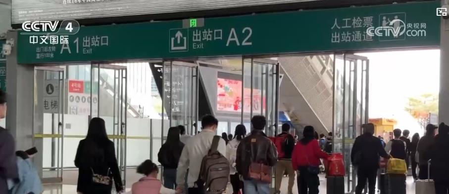 // </p> </p> <p> <p> in den Bereichen Bailways. 310 Millionen Passagiere wurden gesendet. Am 7. hielt der Rückgang der Passagierflow während des Frühlingsfest -Reisebusses weiterhin ein hohes Niveau auf, und es wird erwartet, dass 14,1 Millionen Passagiere geschickt werden. Um mit kalten Wellen und starken Winden umzugehen, hat die Peking West Station die Überwachungs- und Inspektionsfrequenz der Wartebereiche -Temperatur- und Heizgeräte, die Pflege und Unterstützung für wichtige Passagiere wie ältere Menschen, junge, kranke, behinderte und schwangere Frauen erhöht und ältere Passagiere zur Verfügung gestellt, um sicherzustellen, dass die Passagiere eine warme und komfortable Wartezeit haben. </p> <p class = 