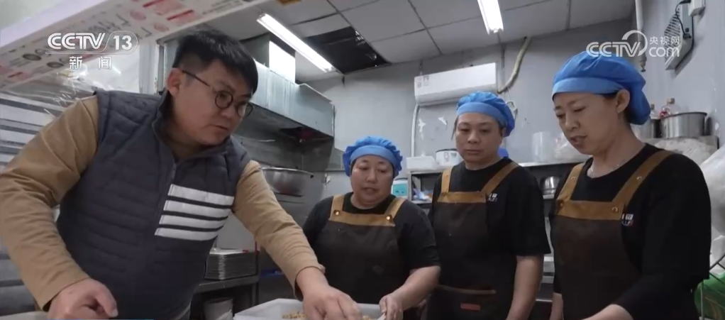 /> </P> <p> <p> Fokus auf Verbrauchergefühle. Taoqiangs erster Bun -Shop erreichte schnell die Rentabilität. Mit vollem Vertrauen eröffnete er innerhalb eines halben Jahres sechs Kettengeschäfte in Folge und investierte fast 2 Millionen Yuan, um Fabriken zu mieten und Geräte zu kaufen, und widmete sich dem Betrieb der zentralen Küche. Aufgrund des Mangels an Erfahrung in der groß angelegten Produktion konnte die Produktqualität den Test jedoch nicht bestehen. Nach einem halben Jahr kann sie nur den Schmerz aushalten und schließen. </p> <p> Tao Qiang erinnerte sich: 