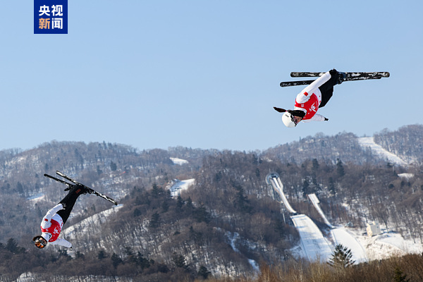China team won the freestyle Skifahren der Luft in der Luft von Frauen mit zwei Personen synchronisiertes Gold und Silbermedaille 