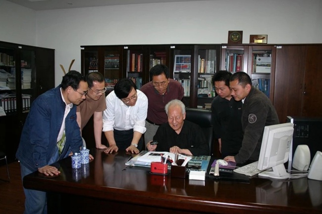 △Huang Xuhua is with young scientific and technological workers