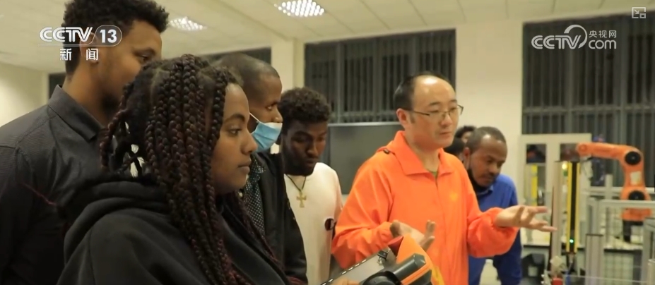 /> </p> <p> Çin, Çin'in çeşitli ülkelerin gelişim planlarıyla yakından bağlandığını ve yerel halkın işbirliğini iyileştirmeye başladığı ve önemli bir kişi, yerel insanların işbirliği ve istikrarla ilgili bir şekilde etkileşime girdiğini ortaya koydu. Çin tıbbi ekipleri, hibrit pirinç ve Luban atölyeleri gibi iyi bilinen, istikrarlı ve popüler Çin dış yardım markaları oluşturan, dünyanın dört bir yanında insanların geçim kaynaklarına ve hızlı etkili 