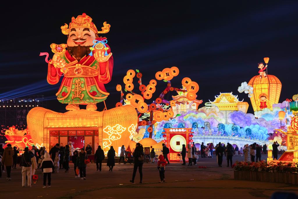  「2025年の北京色の新年のランタンカーニバル」北京ガーデンエキスポパークで開催された、市民と観光客がランタン作品を訪れて展示しました（2月10日に撮影）。写真：新華通信代理店レポーターJu Huanzong </p> <p>ランタンフェスティバルは、一般に「ランタンフェスティバル」として知られる「シャンギアンフェスティバル」とも呼ばれます。古代以来、ライトを設定してランタンを見る習慣がありました。宮殿のランタン、ガーゼランタン、魚のランタン、ドラゴンランタン、および回転ランタン...人々はランタンを喜んで「評価」しており、ランタンは色で飾られ、ランタンフェスティバルを「作る」。この日、何千もの家が照らされ、数千マイル離れています。 </p> <p class = 