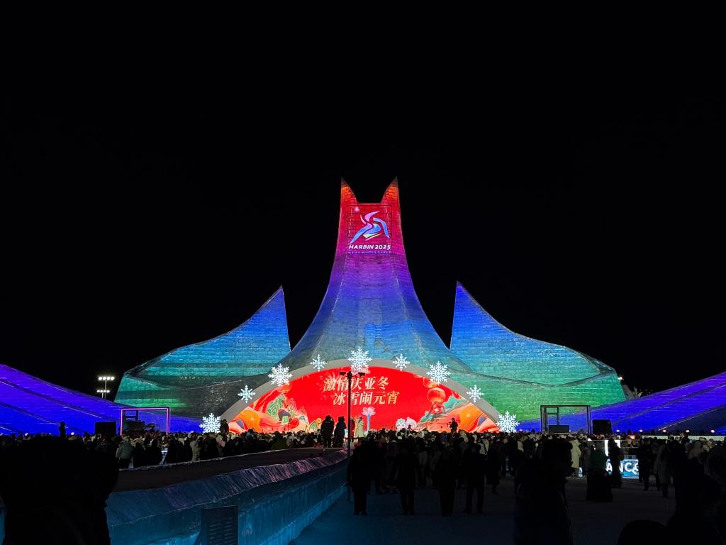 /> </p class = Harbin Ice and Snow World Dream Big Stage تحظى بشعبية كبيرة. تصوير مراسل وكالة الأنباء Xinhua Yang Siqi </p> <p> وراء البيانات المثيرة للإعجاب ليس فقط التطور المزدهر لاستهلاك الجليد والثلوج ، ولكن أيضًا النمو الهائل لقيمة IP الحضرية. إن التأثير الحفاز للأحداث الواسعة النطاق على التنمية الحضرية يتجاوز بكثير الحدث نفسه ، وتأثيره على القيادة على الاقتصاد الحضري والبنية التحتية والصناعات السياحية أكثر أهمية. </p> <p> خلال الألعاب الأولمبية الشتوية في بكين ، من الصعب العثور على تميمة 