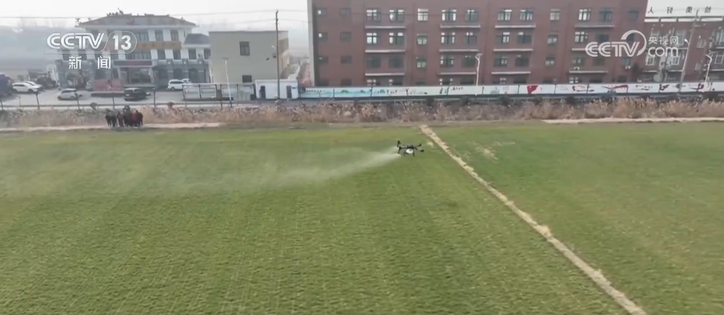 /> </p> <p> มณฑลเจียงซูซึ่งเป็นโดรนการป้องกันพืชใหม่ที่เต็มไปด้วยปุ๋ยกำลังหว่านปุ๋ย กระบวนการทั้งหมดเร็วและมีประสิทธิภาพ จู้คังผู้ปลูกจากหมู่บ้านจินโลเมืองหวางจิย่านตองโชนซิตี้ซุวโจวกล่าวว่าเมื่อเทียบกับกำลังคนดั้งเดิมโดรนประหยัดเวลาและแรงงานและมีผลต่อการทำให้เป็นละออง ในกระบวนการผลิตจริงอัตราผลตอบแทนต่อ MU สามารถเพิ่มขึ้นได้ประมาณ 50 กิโลกรัม </p> <p class = 