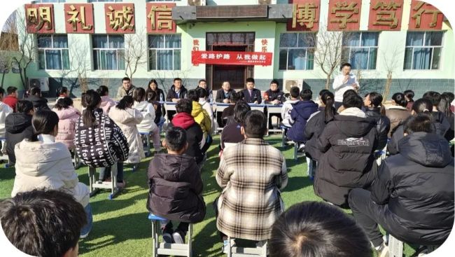 xiong İlçe Partisi Komitesi Siyasi ve Yasal İlçe Partisi Komitesi için Yasal Yasalar Komitesi için kurallar yürütüyor Kampüs 