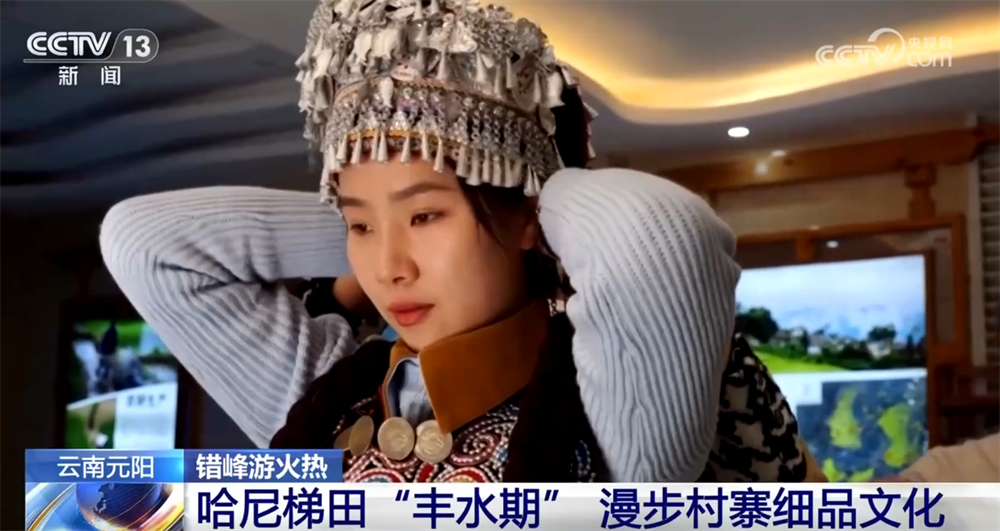  Yunnan, beberapa pelancong sedang mencuba pakaian etnik. </p> <p> Di kampung Azheke, pemandu pelancong Villager, Gao Hua mengetuai pelancong untuk melawat kampung purba sambil dengan teliti menjelaskan adat dan budaya tempatan kepada para pelancong. </p> <p class = 