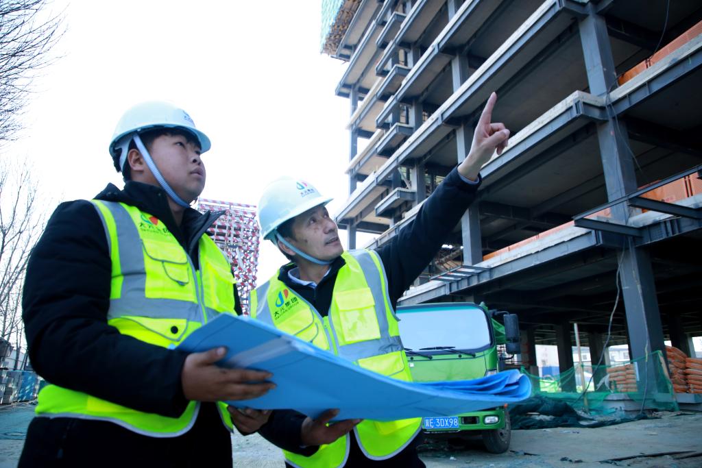 /> คนงานในเว็บไซต์โครงการ (ภาพถ่ายที่ได้รับจากผู้ให้สัมภาษณ์) </p> <p> 