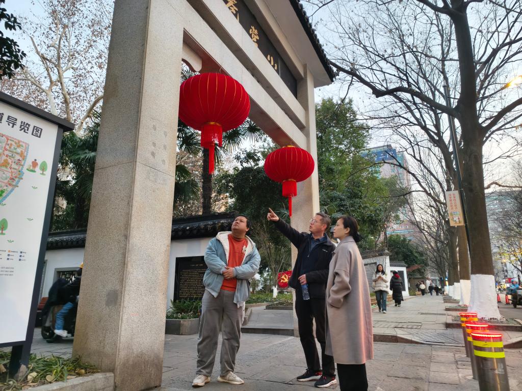  नेशनल पीपुल्स कांग्रेस के एक प्रतिनिधि और झेजियांग उशी टेक्नोलॉजी कंपनी लिमिटेड के रिसर्च इंस्टीट्यूट के निदेशक, ने समुदाय के जमीनी स्तर पर अनुसंधान किया। (साक्षात्कारकर्ता द्वारा प्रदान की गई तस्वीर) </p> <p> एक ही समय में, झोउ डि ने यह भी पाया कि अधिक कंपनियां 