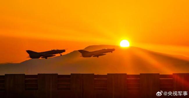 लड़ाकू के साथ सुंदर सूर्योदय का सामना करें और एक नया दिन शुरू करें लड़ाकू के साथ सुंदर सूर्योदय और एक नया दिन शुरू करें 