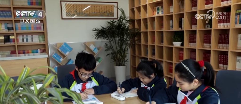 /</</ P> <p> presso la scuola sperimentale del Distretto di Laoshan a Qingdao, gli studenti stanno usando il terminal di apprendimento intelligente nelle loro mani per le anteprime pre-Classe. Con l'accesso al grande modello di DeepSeek, il terminal aggiornato porterà agli studenti esperienze interattive più intelligenti come il pensiero approfondito e i servizi personalizzati. Dong Yixuan, uno studente intervistato, ha dichiarato: 