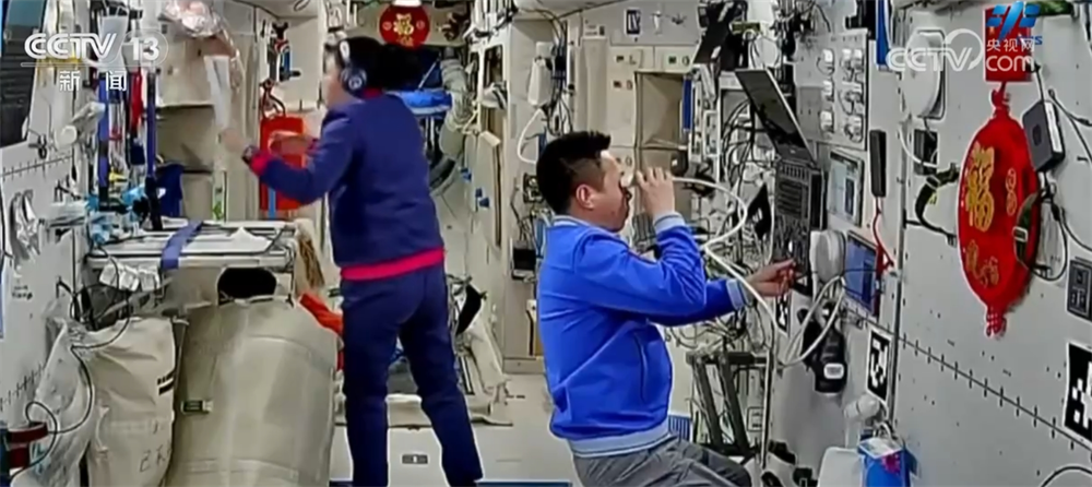 // </p> <p> inoltre, il progetto sperimentale in campo fisico è stato in fase di scaricamento. La scorsa settimana, l'astronauta ha completato una serie di operazioni tra cui disassemblaggio e assemblaggio del modulo sperimentale del gabinetto per esperimento di fisica fluida, sostituzione del sacchetto liquido di carico di goccioline trifase di gocce di spazio, sostituzione del bruciatore del gabinetto per esperimento di scienze della combustione, sostituzione del campione sperimentale del gabinetto senza contenitore. </p><p class=