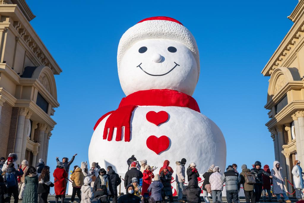  Dikunjungi di hadapan Snowman yang hebat. Foto oleh wartawan agensi berita Xinhua Zhang Tao </p> <p> memakai topi merah besar dan selendang merah, dia kelihatan comel dan mempunyai senyuman penyembuhan ... dengan 
