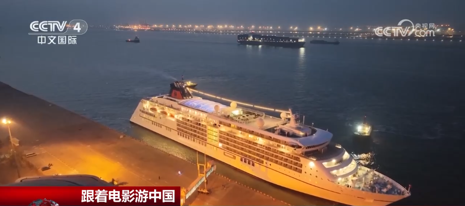  Lebih daripada 400 pelancong asing dari Jerman, Switzerland dan tempat-tempat lain memulakan perjalanan dua hari dan satu malam antara Beijing dan Tianjin. Kebanyakan mereka tertarik dengan filem Cina dan budaya tradisional. Eddie, seorang pekerja seni dari Jerman, adalah salah seorang daripada mereka. Dia menjadi sangat berminat dengan China ketika dia menonton filem bertahun -tahun yang lalu, dan perjalanan ini memberikannya banyak inspirasi budaya. Dia berkata bahawa dia telah menonton banyak filem mengenai Beijing dan Shanghai, dan tanah itu begitu luas dan berwarna -warni sehingga orang tidak dapat melihat cukup. </p> <p class = 