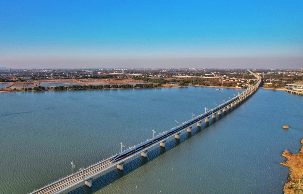  </em> Shanghai-suzhou-huzhou kereta api berkelajuan tinggi. Foto -foto di sekitar </p> <p> Spring adalah masa yang tepat untuk menikmati pemandangan dan pergi. Wilayah Delta Sungai Yangtze padat penduduknya, telah membangunkan ekonomi, mempunyai banyak tempat yang indah dan sumber pelancongan yang kaya. Keretapi di rantau ini ditenun ke dalam rangkaian, dan kereta api dan bas berkelajuan tinggi dilancarkan. Mengambil kereta api berkelajuan tinggi dan perjalanan perlahan telah menjadi fesyen baru. Menurut kakitangan yang relevan dari Jabatan Pengangkutan Penumpang Kumpulan Keretapi Shanghai, dalam beberapa tahun kebelakangan ini, dengan penenun yang padat dari rangkaian kereta api berkelajuan tinggi di Delta Sungai Yangtze, permintaan untuk pelancong musim bunga menjadi lebih pelbagai, dan 