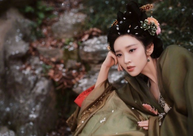 唐艺昕唐宫美人造型释出 宛若画卷中清丽美人