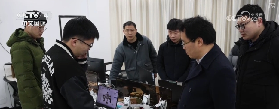 /> </p> <p> Questo è il robot minerario multifunzionale sviluppato dal team di professore di professore di fatta. Tecnologia. A differenza dei popolari robot umanoidi e cani robot, la forma di base dei robot di mining spaziale è una modalità hexapod, con tre piedi a ruote e tre piedi artigliati. Il professor Liu Xinhua ha introdotto che la ragione per la progettazione in questo modo è principalmente adattarsi all'ambiente di microgravità nello spazio. Simulate Struttura della punta dell'artiglio degli insetti, i piedi di puntura di artigli hanno una più forte capacità di presa </p> <p class = 