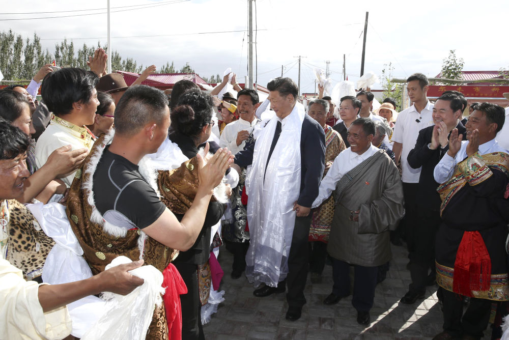  Mengunjungi dan mengadakan perbualan yang mesra dengan penduduk Tibet di kampung Changjiangyuan, bandar Tanggulashan, bandar Golmud, Haixi Mongolian dan Tibet, wilayah Qinghai. Sebelum meninggalkan, penduduk kampung berpakaian kostum Tibet yang terang, membantu orang tua dan muda, dan datang ke pintu masuk kampung untuk melawat Setiausaha Agung. Mereka melambaikan tangan mereka dan terus menjerit 