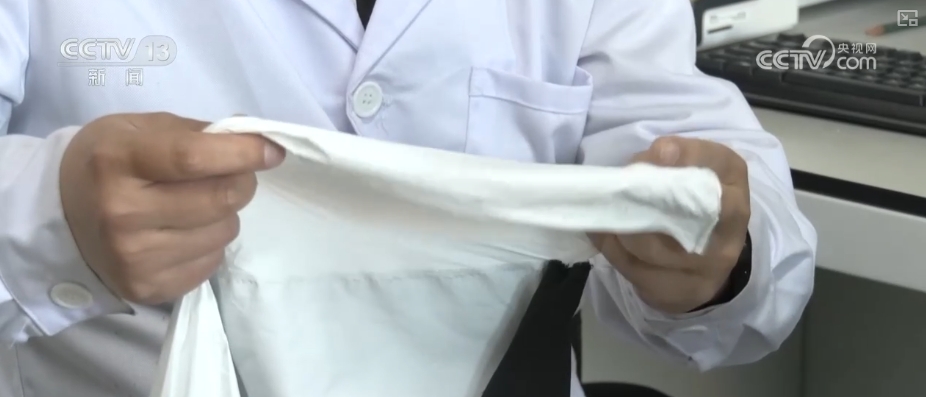 /> </p> <p> duan feng, ein assoziierter Forscher in einem Nanomembranlabor in Beijing. Wird als wasserdichte und atmungsaktive Schicht verwendet. Die Nanofasern sind nur ein paar hundertstel des Durchmessers des menschlichen Haares. Die Nanofasern können durch 