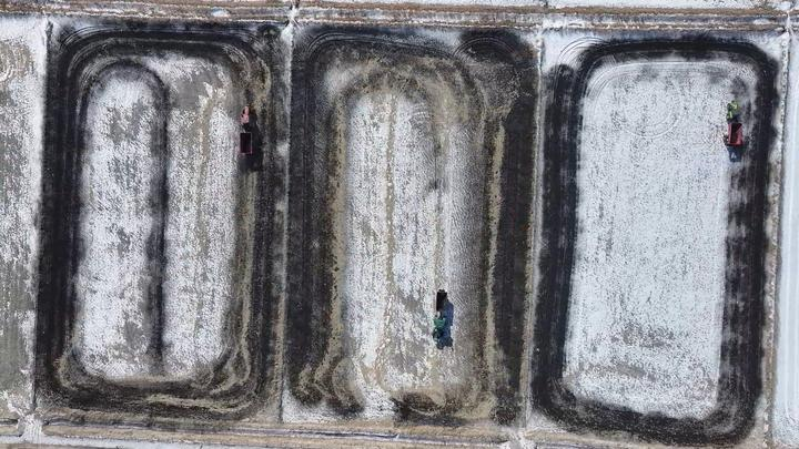 /> </p> <p> <P. Provinz Jilin, ein Dünger-Spreizer besprüht Bodenverlagerungen in Salzkaliland. (Foto vom Befragten) </p> <p> Hören Sie, die 