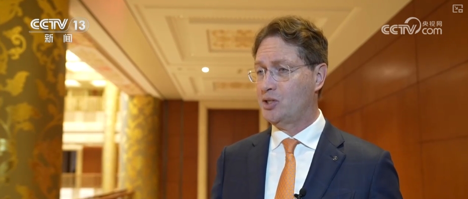 /> </p> <p> mercedes-benz-gruppe co. Die Mercedes-Benz Group Co., Ltd., stellte vor, dass sie in den letzten Jahren die Innovationsstärke von Mercedes-Benz Peking F & E-Zentrum erheblich verbessert haben und ein zweites F & E-Zentrum in Shanghai eröffnet haben, um besser mit den Technologie-Clustern in Shanghai und den umliegenden Gebieten in Kontakt zu treten. Um ihre Technologie und ihr Produkt umfassend zu verbessern, werden sie in den nächsten Jahren mindestens 14 Milliarden Yuan investieren, um ihr Geschäft in China weiter zu stärken. </p> <p class = 