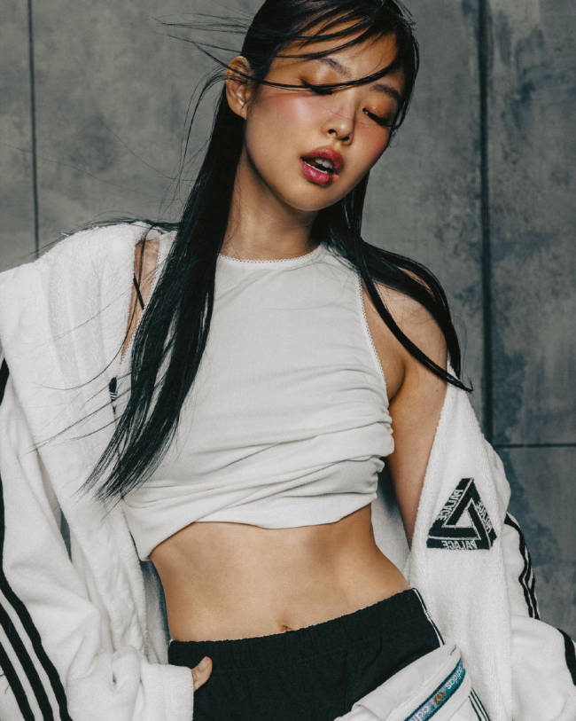 Jennie身穿吊带背心超短裤 运动风与性感完美结合