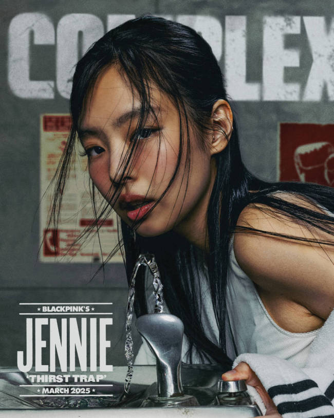 Jennie身穿吊带背心超短裤 运动风与性感完美结合