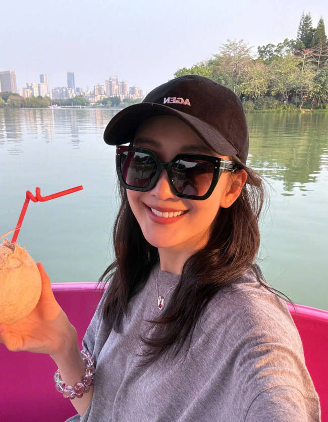 王鸥晒出游照状态惬意 乘坐游船喝椰子水赏美景