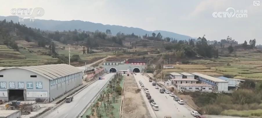 /> </p> <p> <p> wangjiazhai Tunnel, in LinxiGang Stadple, in der Tunnnnel. Es ist ein wichtiges Kontrollprojekt für die Lincang nach Qingshui River Expressway in Yunnan. Es hat eine Gesamtlänge von 16,05 Kilometern. Aufgrund der komplexen geologischen Bedingungen hier ist die Gesteinsqualität extrem weich und die Wasserstabilität schlecht, und leichte Störungen können einen Sandkollaps verursachen. Daher wurde beim Graben die traditionelle Sprengmethode nicht angewendet, aber statisches Fräsen wurde verwendet, dh Schicht für Schicht in der Gesteinsschicht mit Hilfe der Ausrüstung, um sofortige Explosion zu vermeiden. </p><p class=