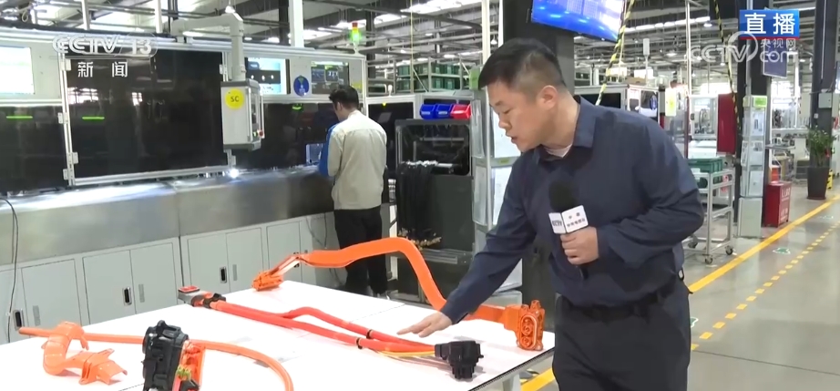 // </p> <p> <p> <p> Welche Art von upgraded die verwandelten Produkte in? Dies ist eine neue Art von Flachgürtel -Ladedrahtkabelbaum. Im Gegensatz zu diesem herkömmlichen Kupferdrahtkabelbaum nimmt sein Metalldraht eine All-Aluminium-Struktur an, wiegt nur etwa ein Drittel des Kupfers und kostet weniger. Seine Form sind flache Linien. Diese gekrümmten Teile werden gemäß der Kurve der Körperblech -Form gefaltet. Sie können vollständig in den Körper passen, der mehr Platz nutzt als im zylindrischen Kabelbaum, wodurch mehr Layout -Raum für nachgelagerte Automobilhersteller befreit und die Zeit und die Kosten für die manuelle Montage erheblich sparen. Ein solcher scheinbar gewöhnlicher Kabelbaum muss mehrere technische Werte wie unterschiedliche Leitfähigkeit und Präzisionsbiegung zwischen Aluminiumdraht und anderen Metallteilen im Auto lösen, wodurch die Kernwettbewerbsfähigkeit des Produkts verbessert wird. </p><p class=