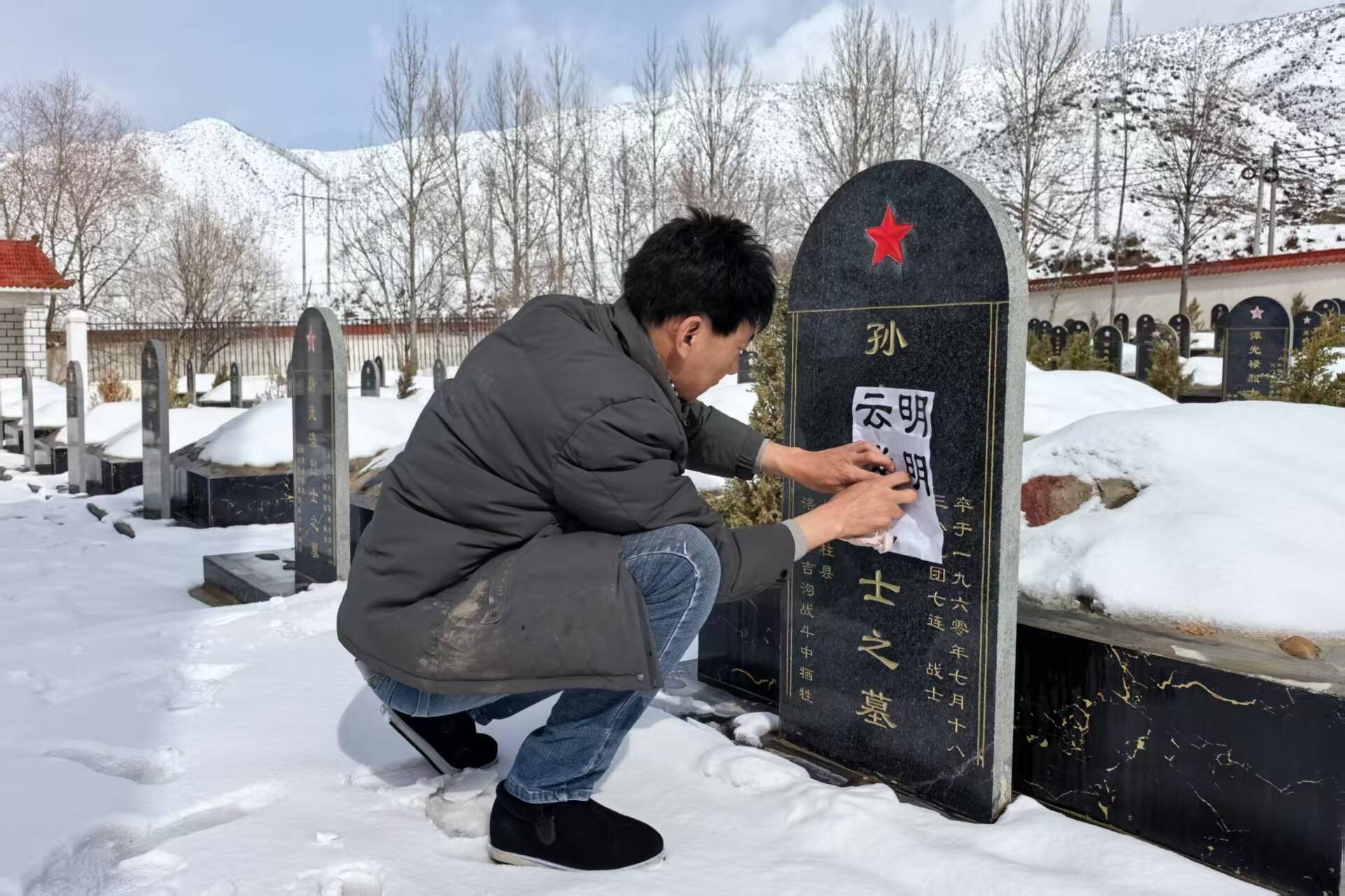 成林巴桑在墓碑上拓印文字。 记者 刘露 摄