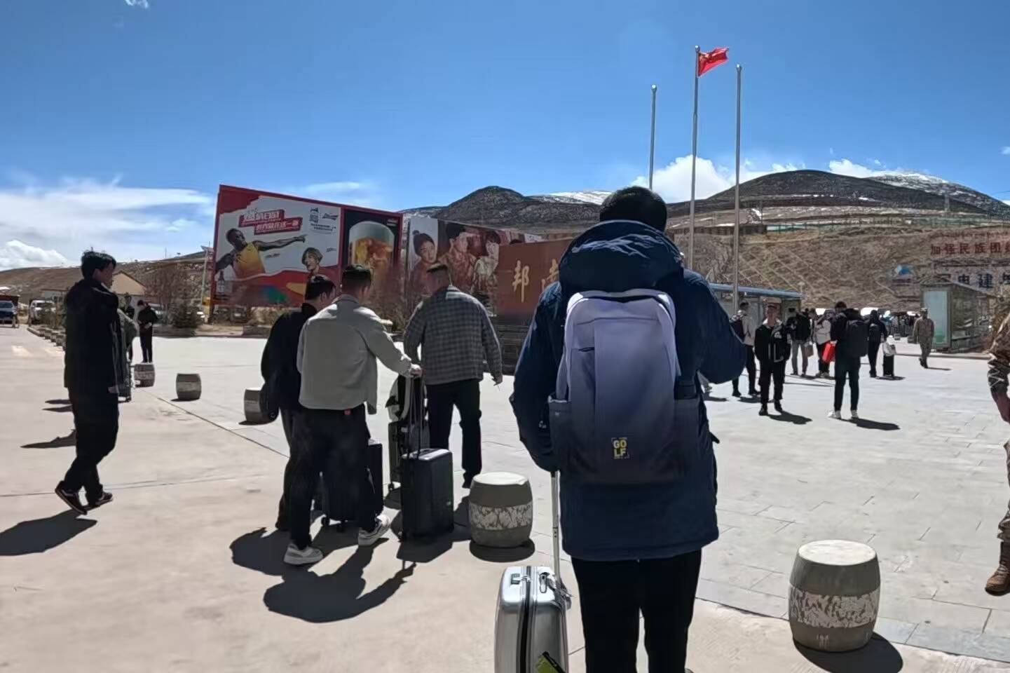 3月13日，当代党员杂志社记者到达昌都邦达机场。 记者 刘露 摄