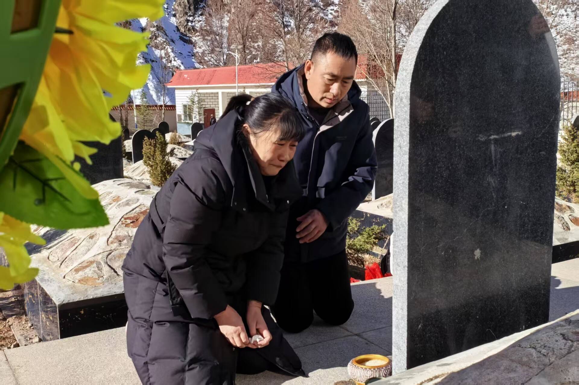 廖辉云、蒋华英夫妇在蒋必清烈士墓前祭扫。 记者 刘露 摄