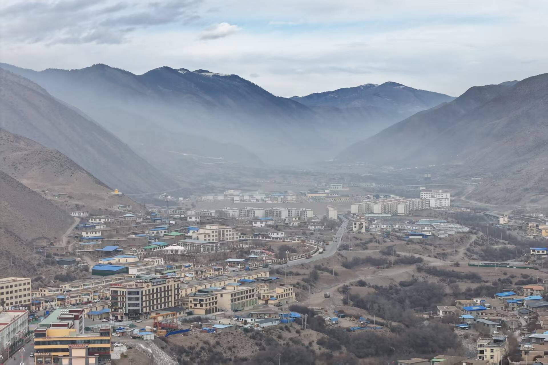 洛隆县城。记者 刘露 摄