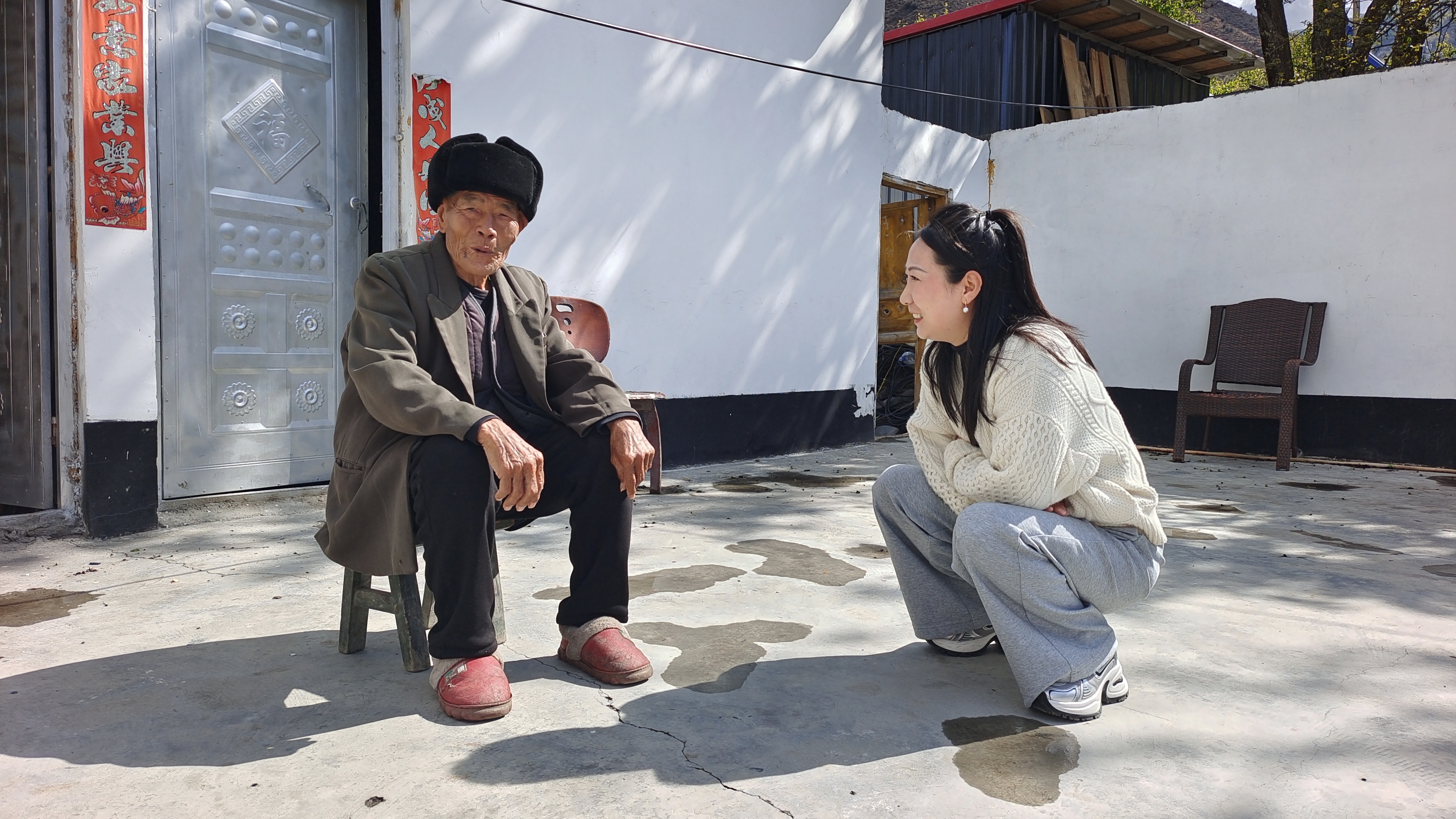 2024年3月25，何小青入戶走訪，了解群眾生活情況。