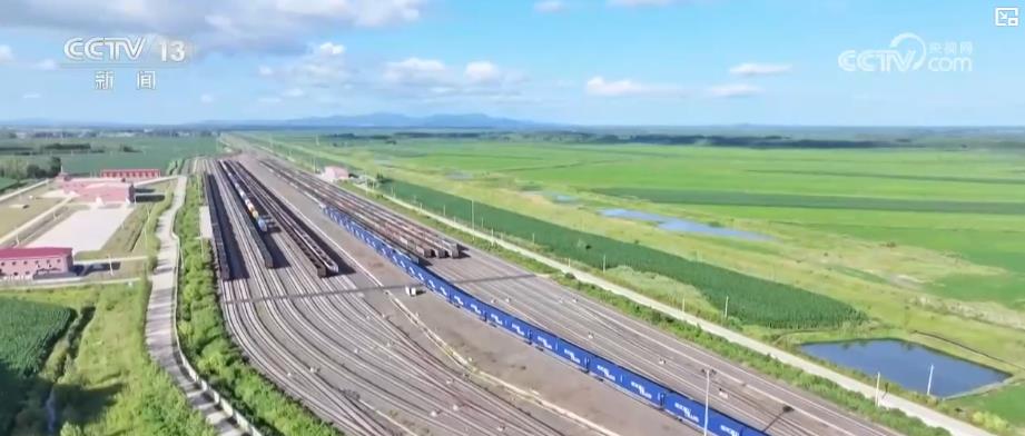  // </ p> <p> freight ရထားများပြင်းပြင်းထန်ထန်တိုးပွားလာသည်။ ပထမသုံးလပတ်တွင်ရထားလမ်းဗျူရိုတွင် ဖြတ်. ကုန်တင်ရထား 12,600 ကိုထုတ်လုပ်ခဲ့ပြီးတစ်နှစ်လျှင်ပျမ်းမျှ 5000 နှင့်တစ်နှစ်လျှင် 135% နှင့် 154% တိုးလာသည်။ နယ်စပ်ဖြတ်ကျော်ကုန်တင်သယ်ယူပို့ဆောင်ရေးကိုဂရုတစိုက်ဖွဲ့စည်းထားပြီးဗဟိုအာရှရထား 3,582 စီးကိုစတင်ခဲ့ပြီး 25.5% တိုးလာသည်။ တရုတ် - လာအိုရထားလမ်းသည်စုစုပေါင်းတန်ချိန် 1.513 သန်းတန်ချိန် 1 ဒသမ 513 သန်းကိုတစ်နှစ်လျှင် 10% တိုးလာသည်။ </ p> <p class = 