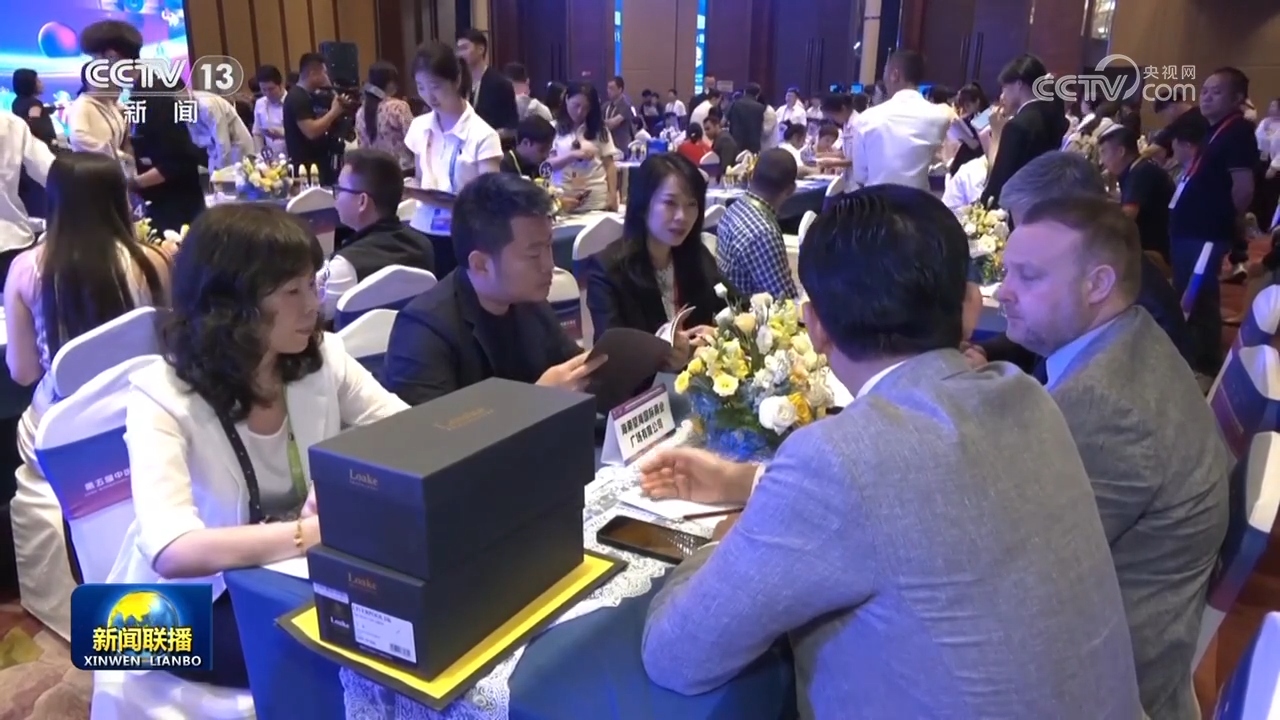 /> </p> ในช่วงบ่ายของวันที่ 14 เมษายนงานแสดงสินค้าผู้บริโภคจัดประชุมอุปสงค์และอุปทานครั้งแรกเพื่อมุ่งเน้นไปที่สิ่งที่ดีทั่วโลก ผู้เข้าร่วมงานจากทุกประเทศไม่เพียง แต่รับรู้ถึงแนวโน้มใหม่การเปลี่ยนแปลงใหม่และแรงผลักดันใหม่ของตลาดผู้บริโภคของจีน แต่ยังประสบกับความมุ่งมั่นและความกล้าหาญของจีนในการส่งเสริมการเปิดตัวระดับสูงอย่างไม่หยุดยั้งสู่โลกภายนอก </p> <p> งาน Canton Fair 137th จะพร้อมสำหรับการเปิดในวันที่ 15 เมษายน </p> <p> </p> <p> 137th Canton Fair จะเปิดในวันที่ 15 เมษายนในปัจจุบันการก่อสร้างห้องโถงนิทรรศการคำเชิญของพ่อค้ารับประกันการบริการและงานอื่น ๆ งาน Canton Fair นี้จะคงอยู่จนถึง 5 พฤษภาคมการจัดนิทรรศการทั้งสามนั้นมีธีม 