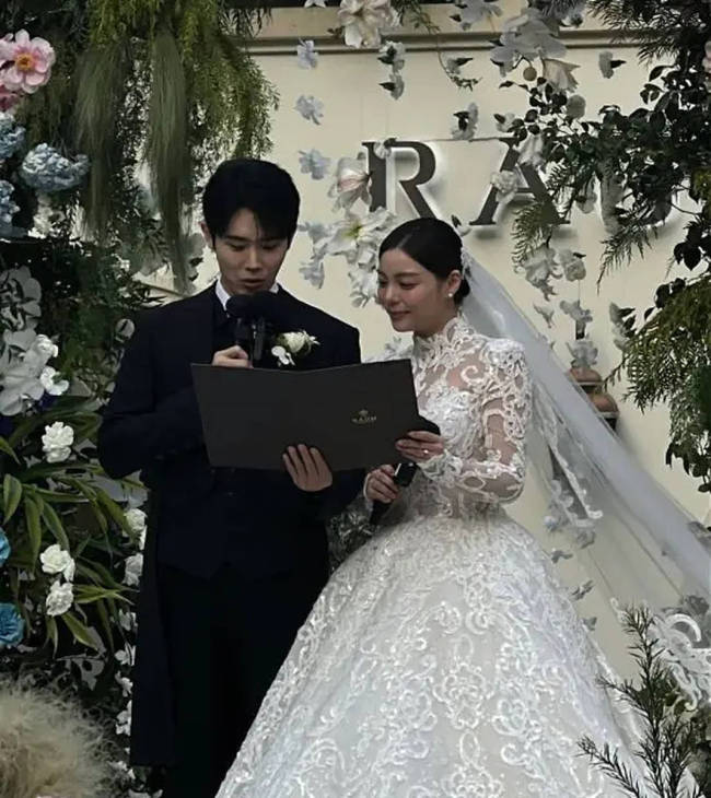 歌手Ailee与丈夫举办婚礼 在亲友祝福下相拥热吻